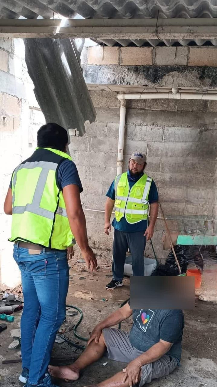 Paramédicos atienden a hombre que cayó desde el techo de su casa Paramédicos atienden a hombre que cayó desde el techo de su casa