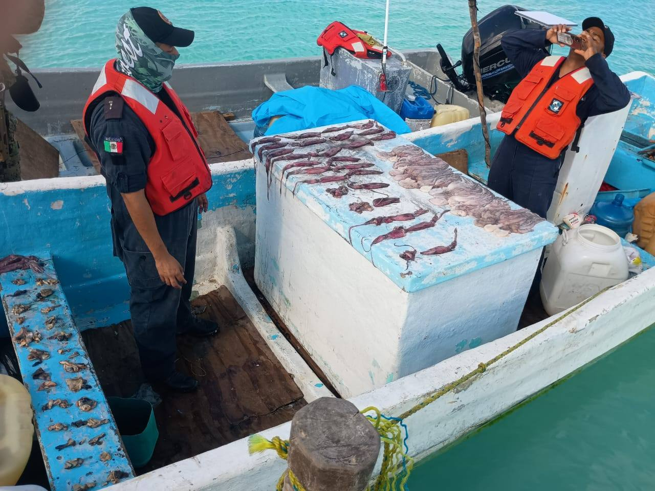 Se detuvo a los dos pescadores y se aseguró el producto que llevaban Se detuvo a los dos pescadores y se aseguró el producto que llevaban