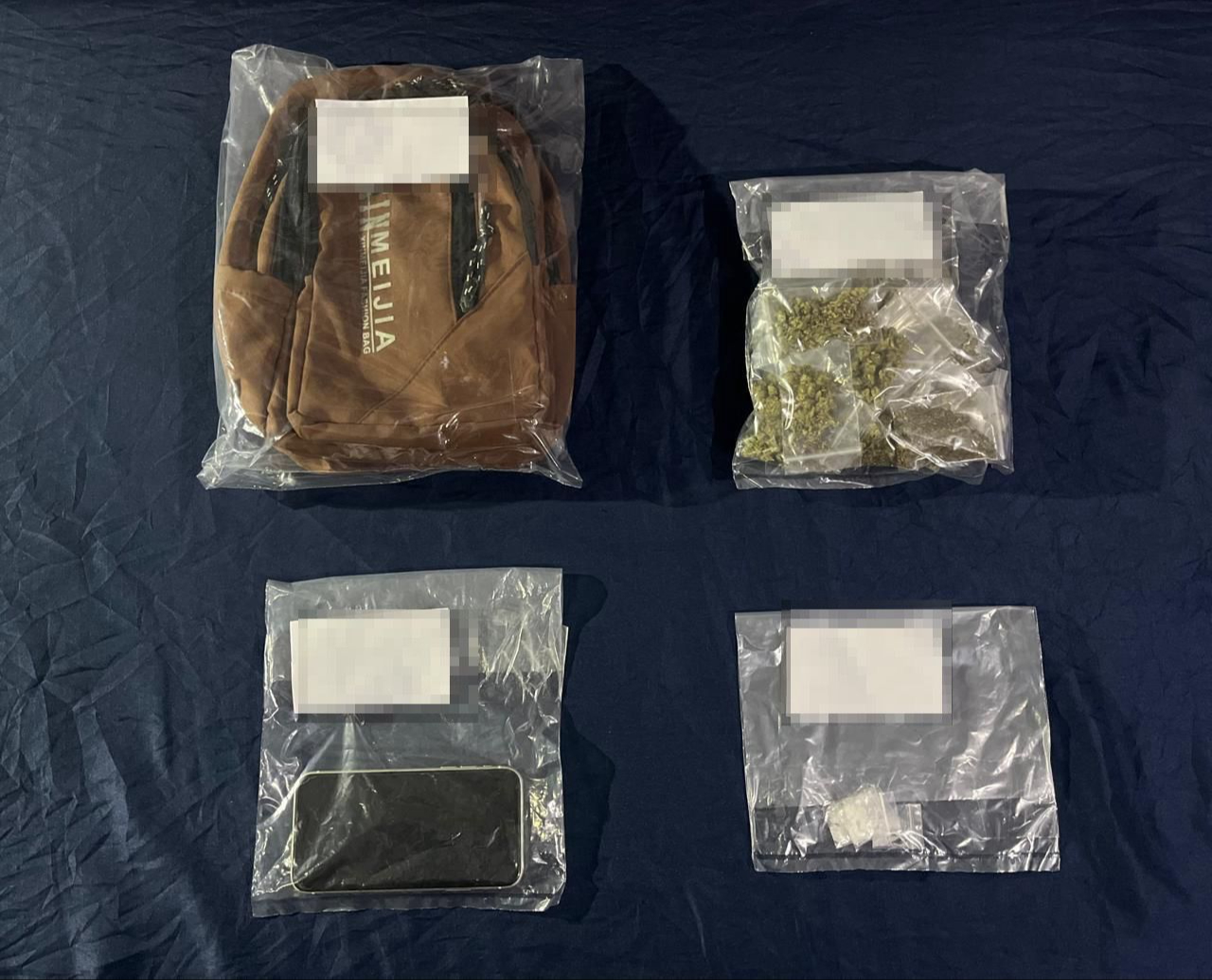 se encontraron 36 bolsitas transparentes con marihuana, además de 14 envoltorios de cristal se encontraron 36 bolsitas transparentes con marihuana, además de 14 envoltorios de cristal