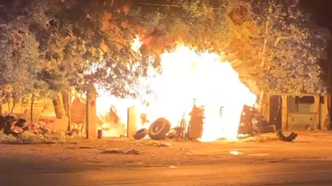 Un incendio causado por un cortocircuito destruyó por completo la llantera Pixoc en Seybaplaya.