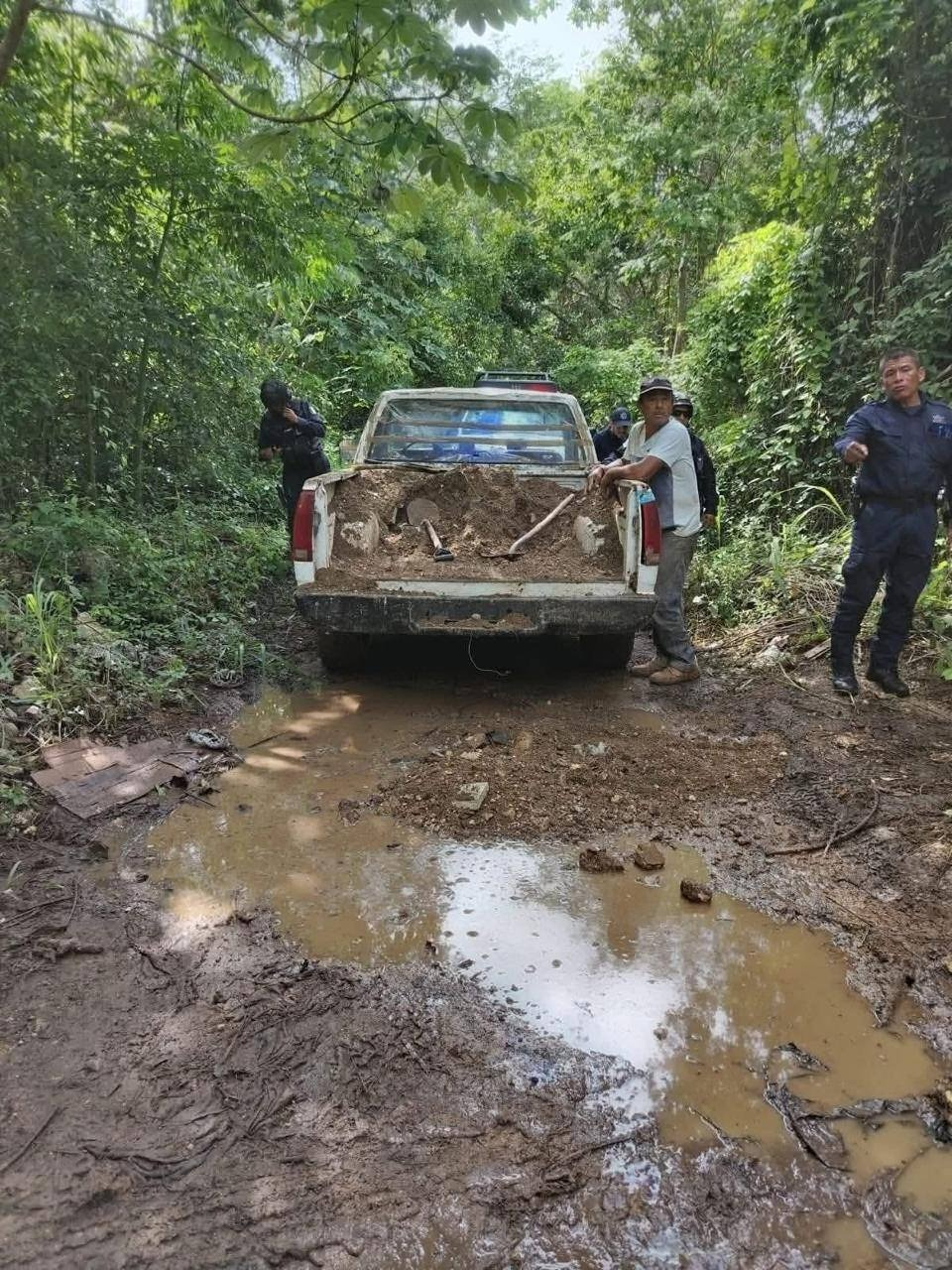 Los hombres fueron llevados a la cárcel municipal donde tuvieron que pasar 36 horas encerrados, salvo uno de ellos, quien tuvo que pagar 5 mil pesos de fianza Los hombres fueron llevados a la cárcel municipal donde tuvieron que pasar 36 horas encerrados, salvo uno de ellos, quien tuvo que pagar 5 mil pesos de fianza