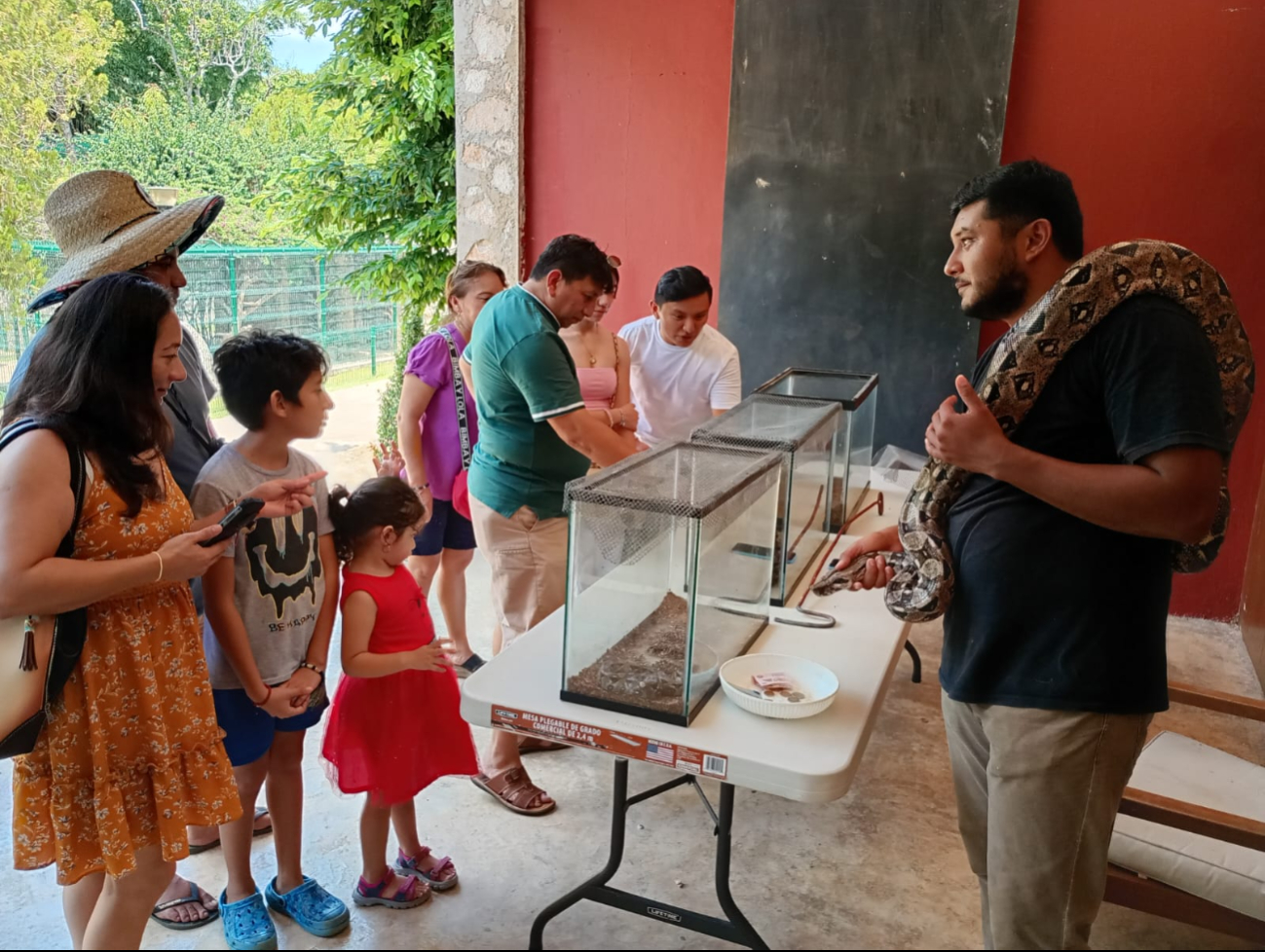 Biólogos del parque La Reina concientizan con pláticas a las personas sobre la ochkáan Biólogos del parque La Reina concientizan con pláticas a las personas sobre la ochkáan