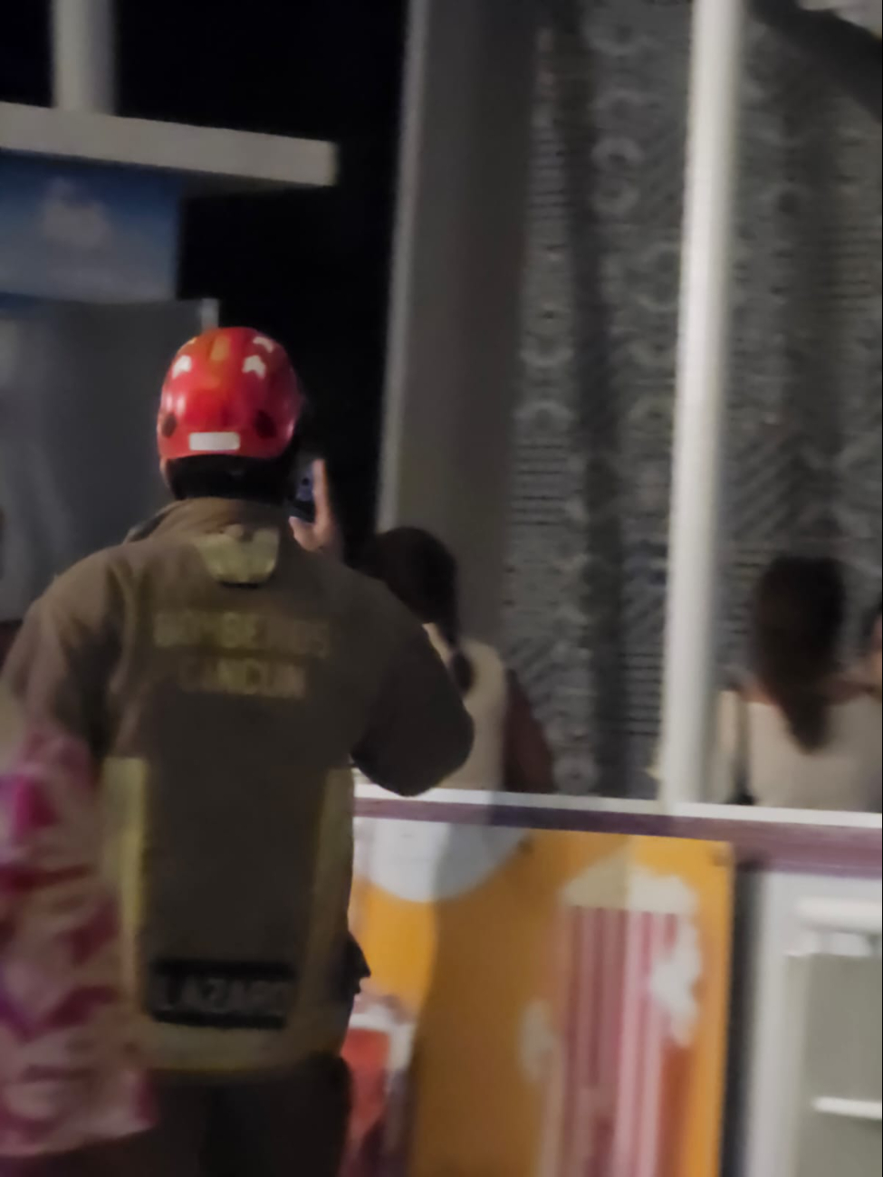 Bomberos rescatan a turistas atrapados en la Rueda de la Fortuna de la zona hotelera de Cancún Bomberos rescatan a turistas atrapados en la Rueda de la Fortuna de la zona hotelera de Cancún
