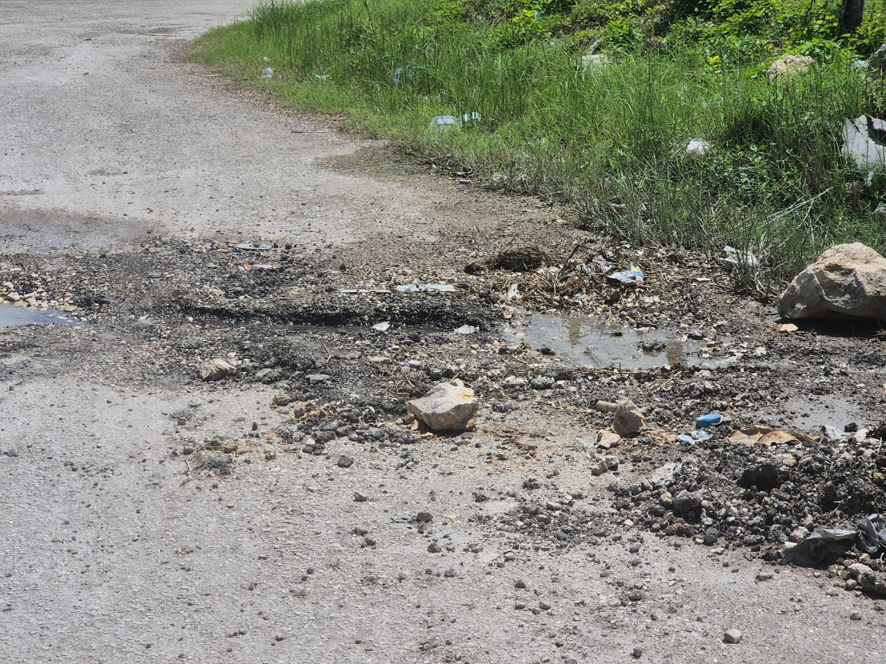 Conductores aseguran que la vía es casi intransitable y peligrosa para peatones