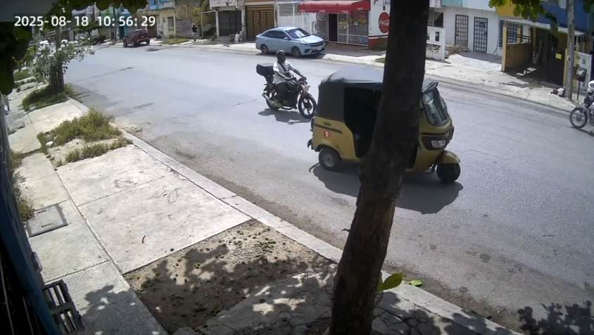 El motociclista fue ingresado al hospital donde permanece bajo observación médica