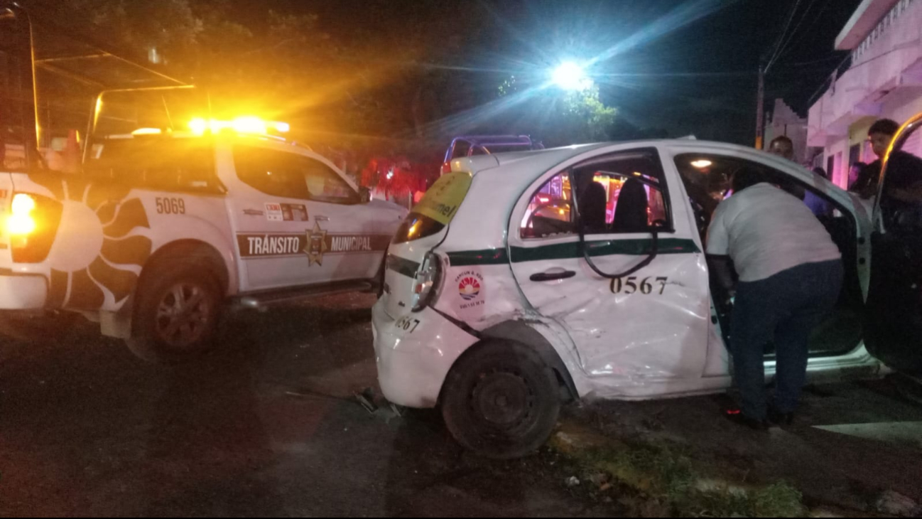 Fuerte choque entre taxis deja lesionados en la supermanzana 229 de Cancún