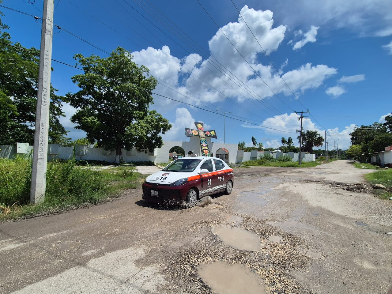 La vía está llena de baches y encharcamientos, agravados por las lluvias recientes