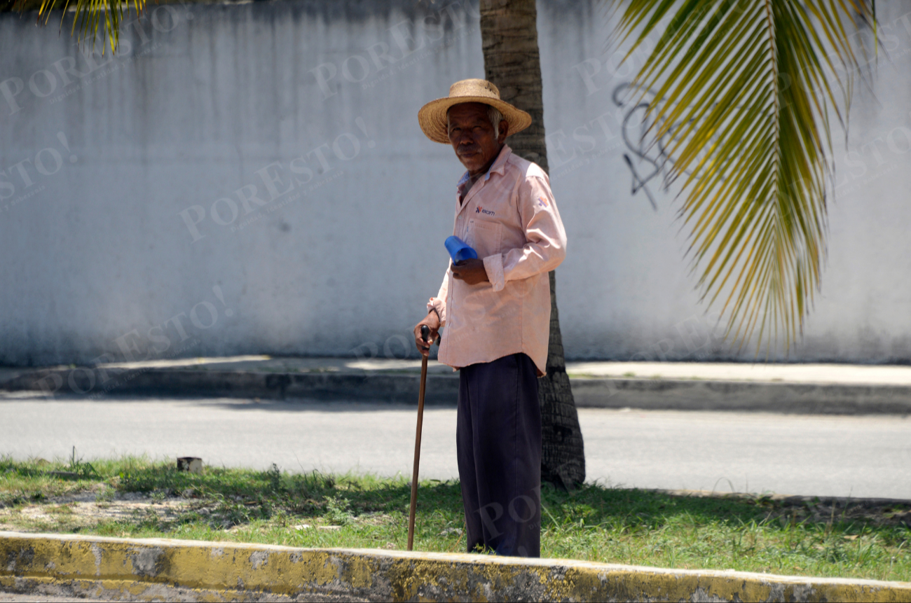 Pese al dolor y los rayos del sol, el hombre no se rinde para obtener algunas monedas