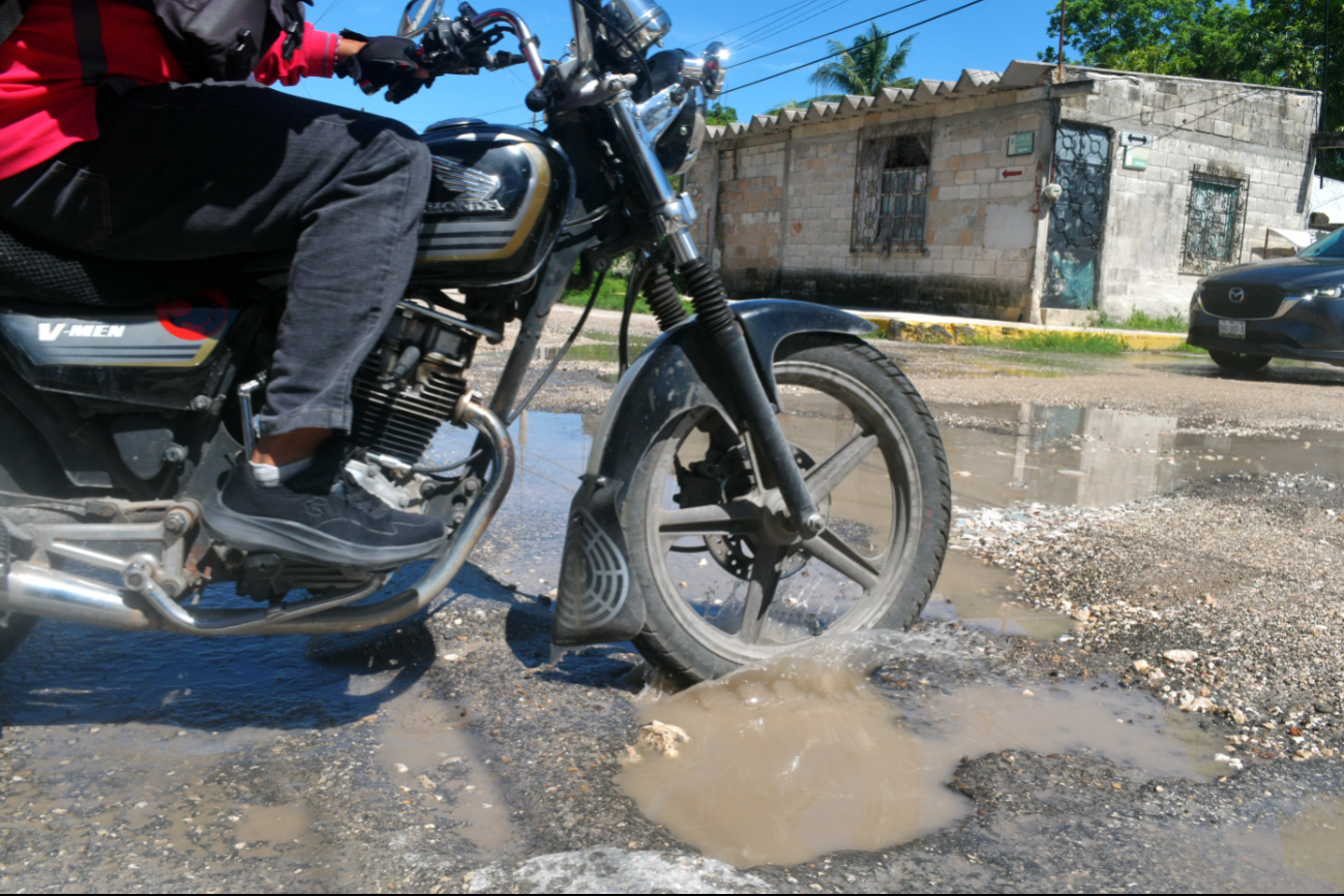 Repartidores exigen bacheo urgente ante accidentes diarios en la capital
