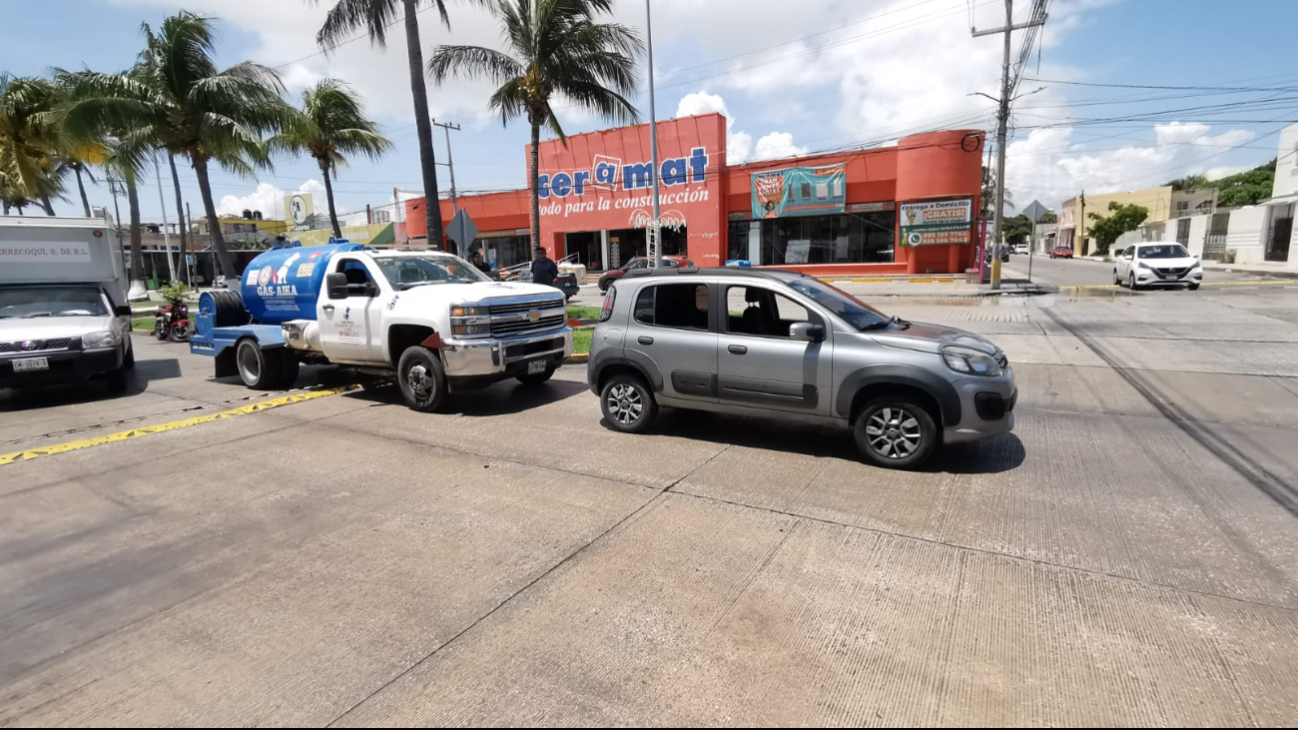 Una pipa de gas impactó por alcance a un automóvil en la colonia Obrera.