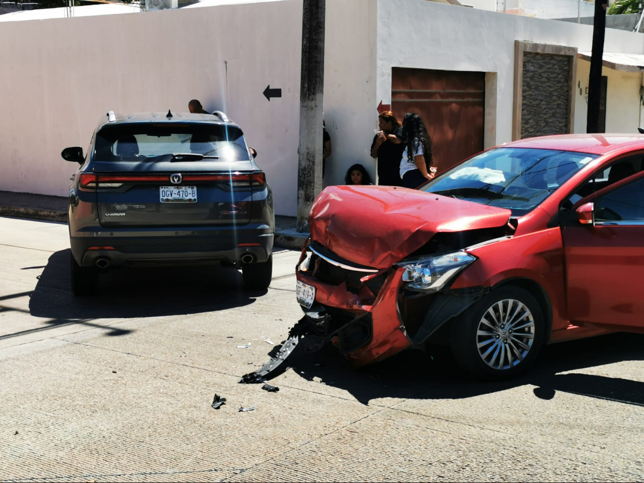 Conductor invade vía preferencial y provoca choque en Justo Sierra