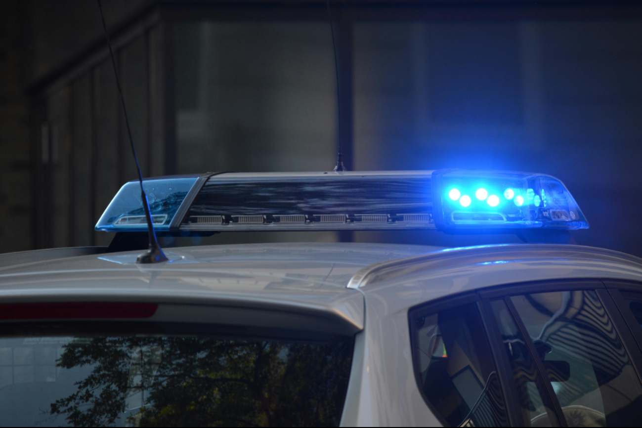 Detienen a policía en la CDMX tras disparar a un motociclista luego de una riña