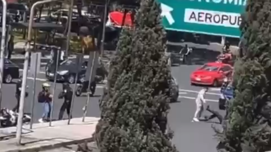 Detienen a policía en la CDMX tras disparar a un motociclista luego de una riña