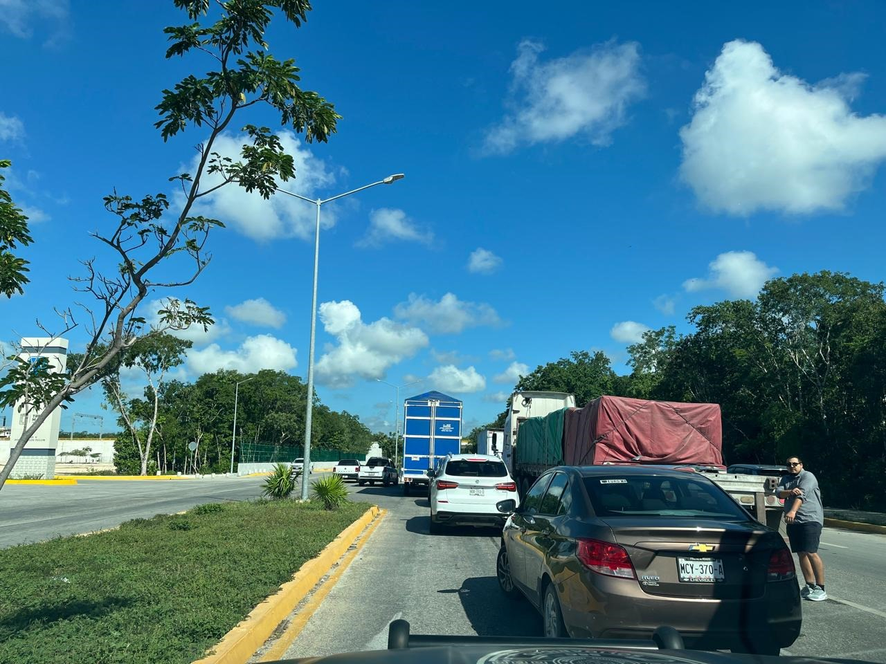 El cierre provocó tráfico en la vía formando un embotellamiento El cierre provocó tráfico en la vía formando un embotellamiento