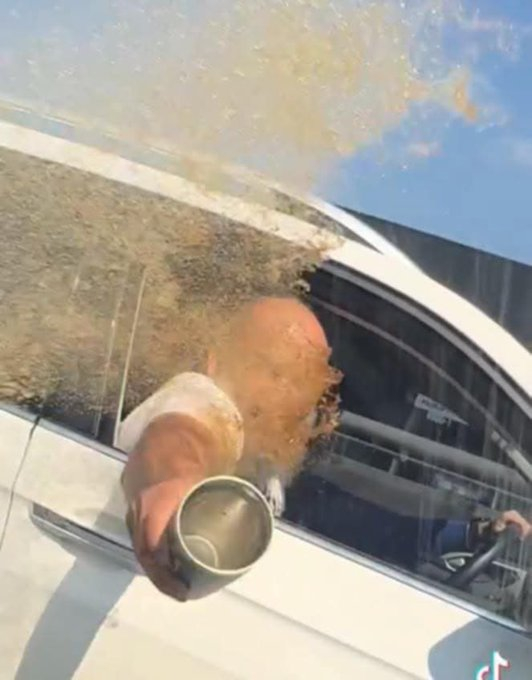 Lord Café terminó bañado de su propia bebida por tratar de mojar al otro conductor.