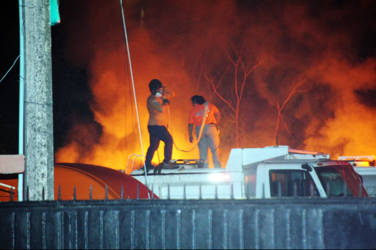 Se requirieron 75 mil litros de agua y maquinaria pesada para sofocar el fuego.