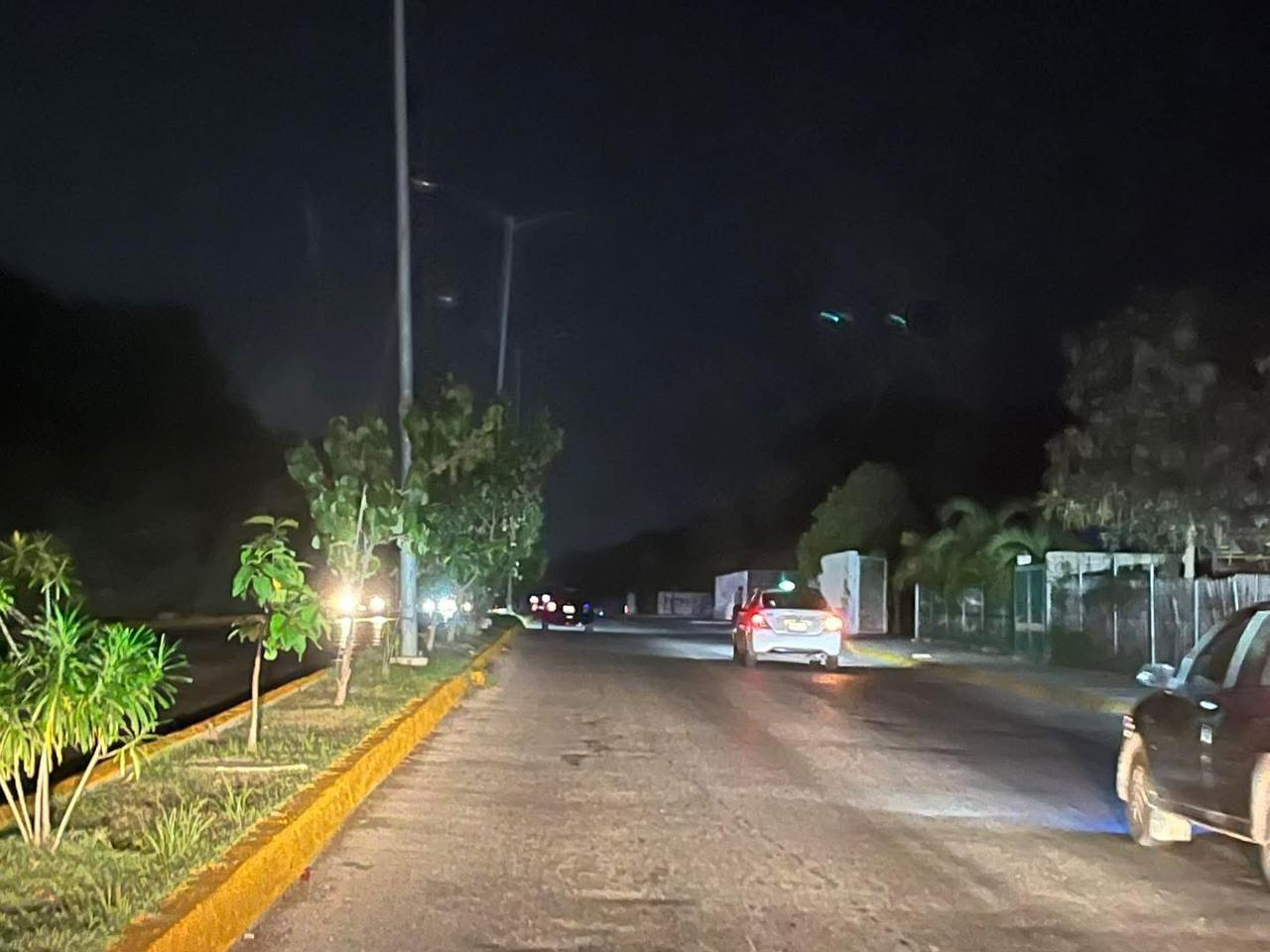 Solo las luces de los autos iluminan las calles que se mantienen en la penumbra.