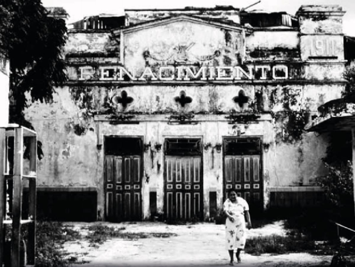 Su primera sede fue destruida por un incendio en 1910, pero se reconstruyó y reinauguró en 1912.
