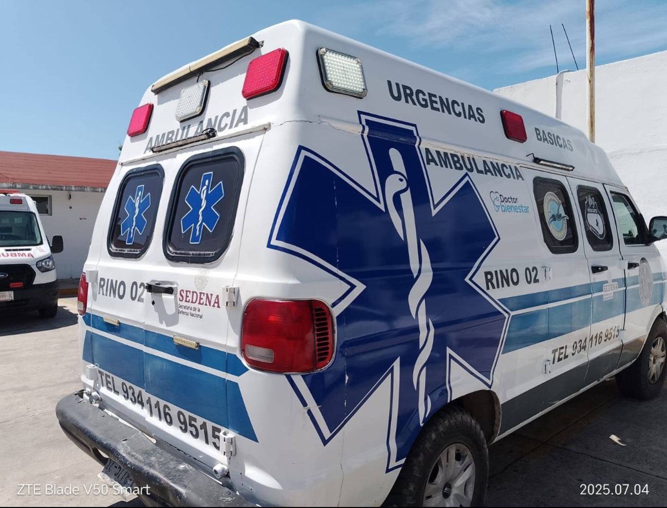 Ambulancia atiende a trabajadores que sufrieron de picaduras de abeja africana