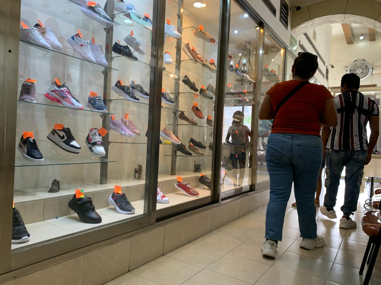 Comercios locales buscan repunte en útiles, uniformes y zapatos escolares
