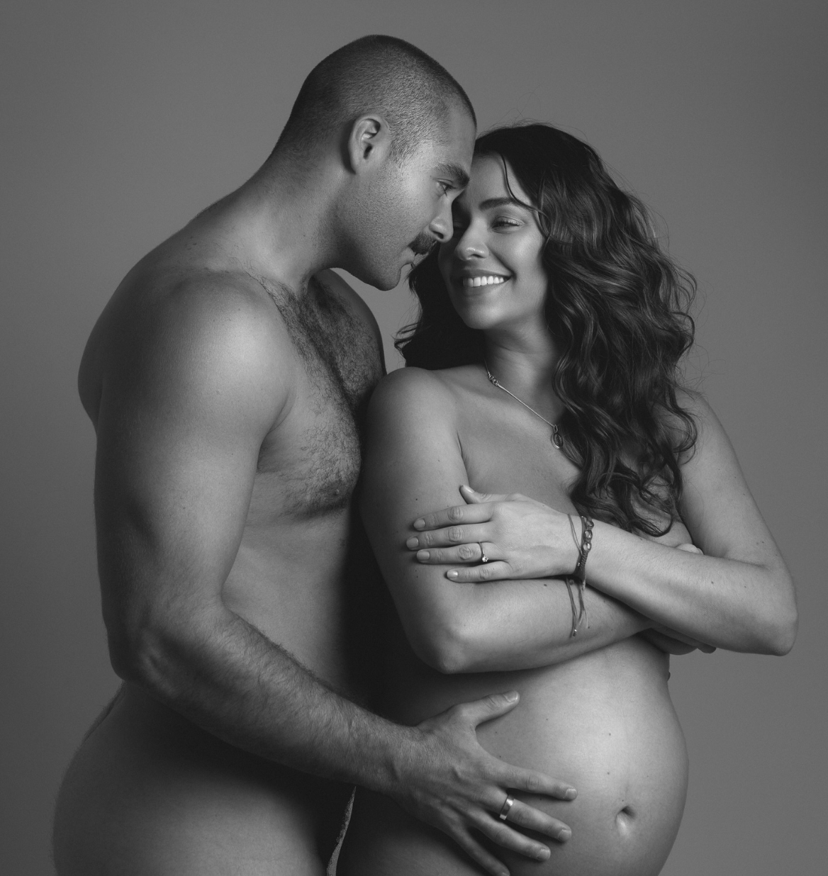 Con fotos sensuales y tiernas, la pareja revela que serán papás.
