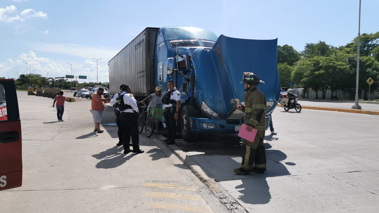 Falla mecánica en tractocamión desata falsa alarma de incendio en Ciudad del Carmen