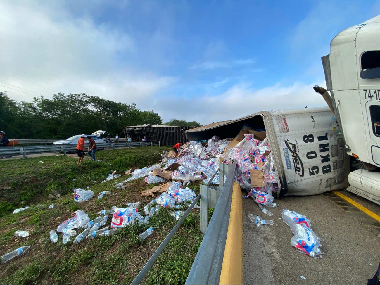El accidente provocó cierre vial y largas filas en la carretera Campeche–Mérida El accidente provocó cierre vial y largas filas en la carretera Campeche–Mérida