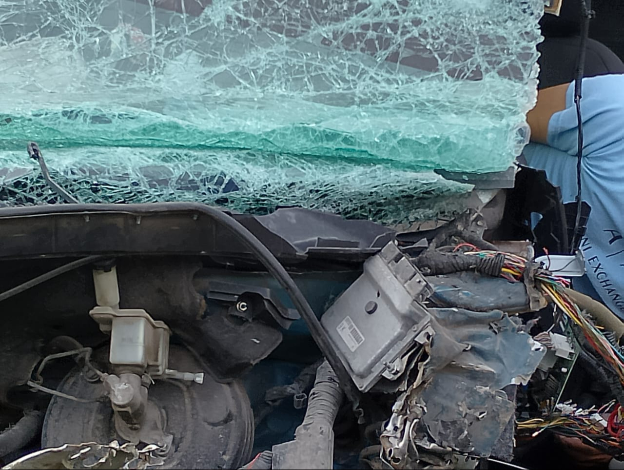El auto quedó con el frente destrozado y una persona atrapada en su interior; se desconoce si falleció o está con vida. El auto quedó con el frente destrozado y una persona atrapada en su interior; se desconoce si falleció o está con vida.