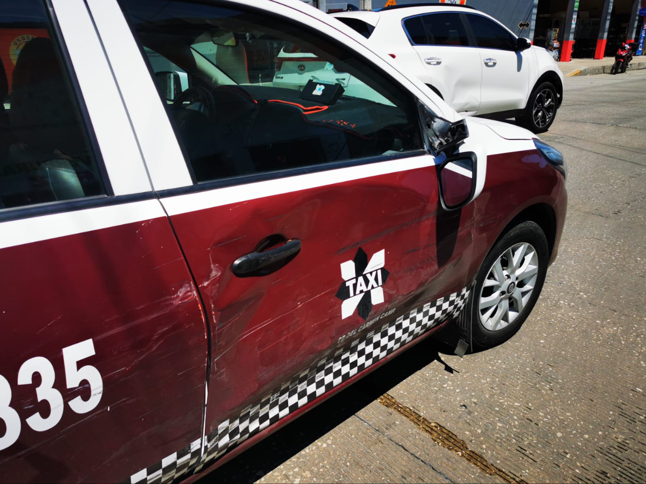El taxi recibió el golpe en uno de sus costados y se llevó la peor parte. El taxi recibió el golpe en uno de sus costados y se llevó la peor parte.