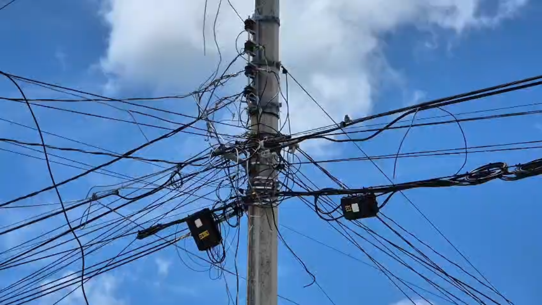 En el lugar de los hechos se encuentran cables sobre la vía pública. / Jorge May