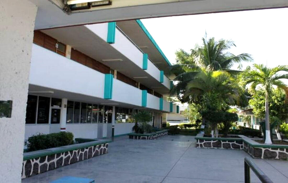 Acusan corrupción y acoso en Bachilleres de Chetumal; señalan al director