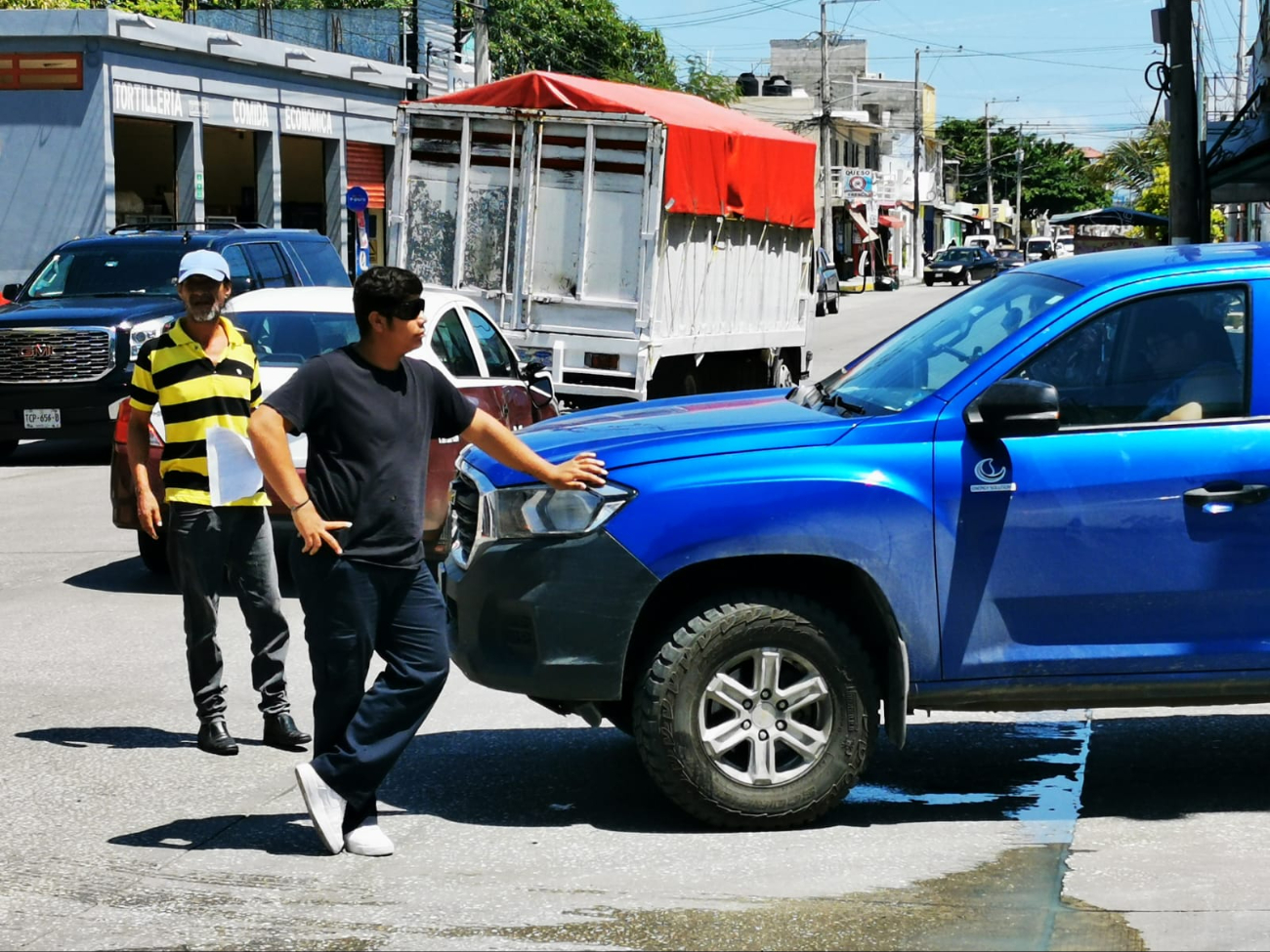 Choque entre taxi y camioneta en colonia Volcanes deja cuantiosos daños y un lesionado