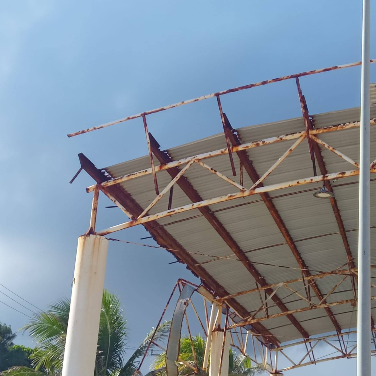 La estructura está muy dañada y pone en riesgo a los visitantes. La estructura está muy dañada y pone en riesgo a los visitantes.