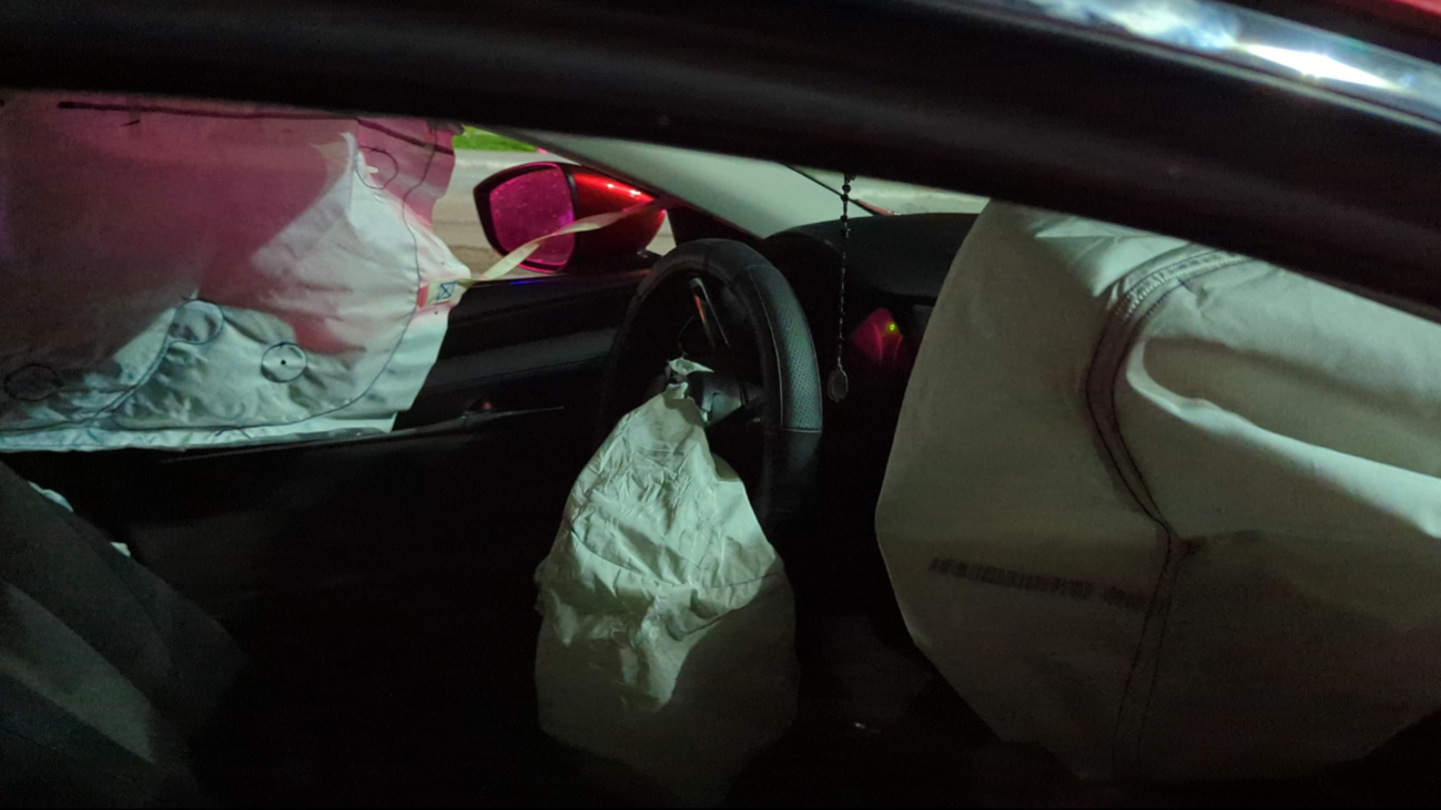 Las bolsas de aire del automóvil se activaron al momento del impacto. Las bolsas de aire del automóvil se activaron al momento del impacto.