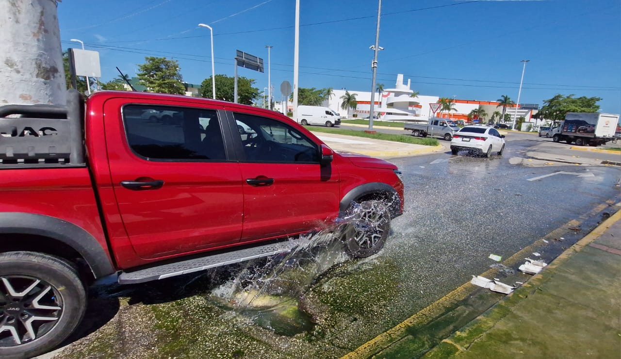 El hoyanco pone en riesgo a automovilistas y peatones; ya ha provocado maniobras peligrosas.