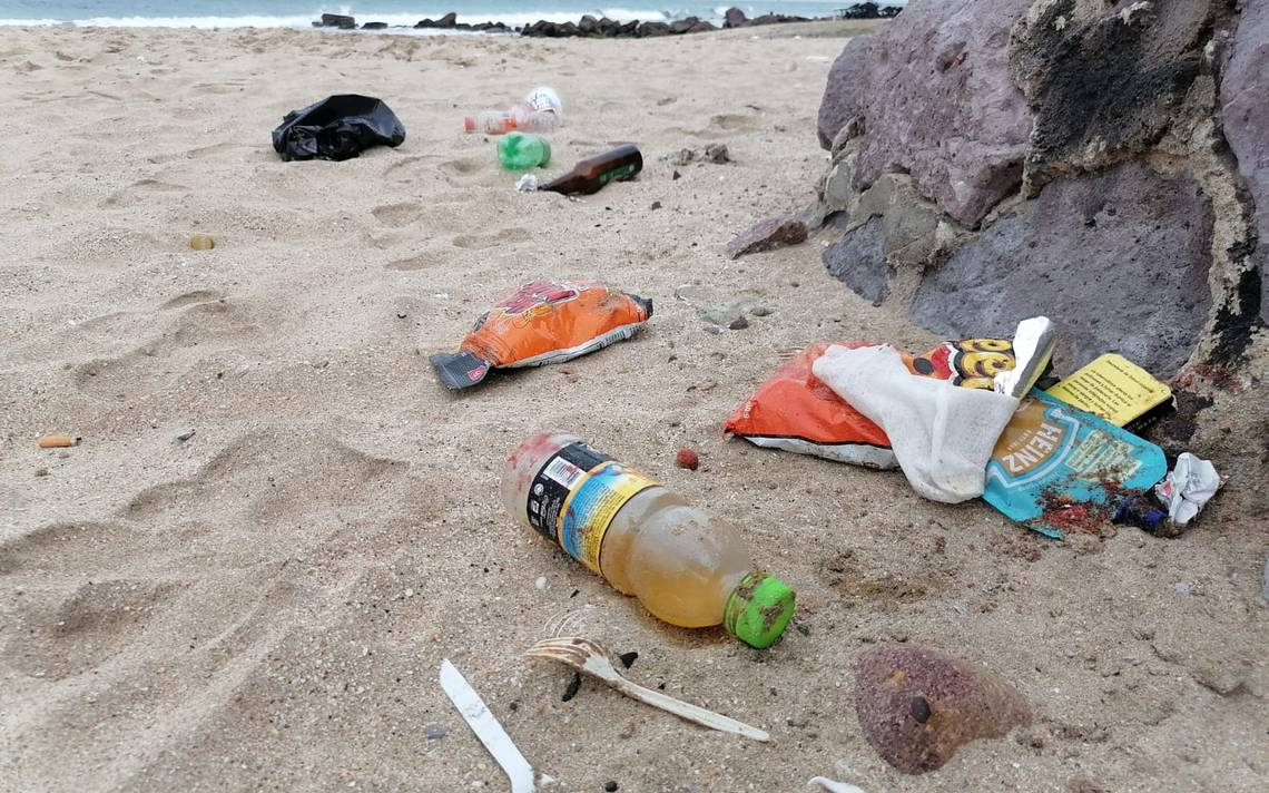 En Sabancuy, comerciantes y vecinos destacaron que el turismo es vital para la derrama económica, pero alertaron que la contaminación en las playas daña la imagen del destino.