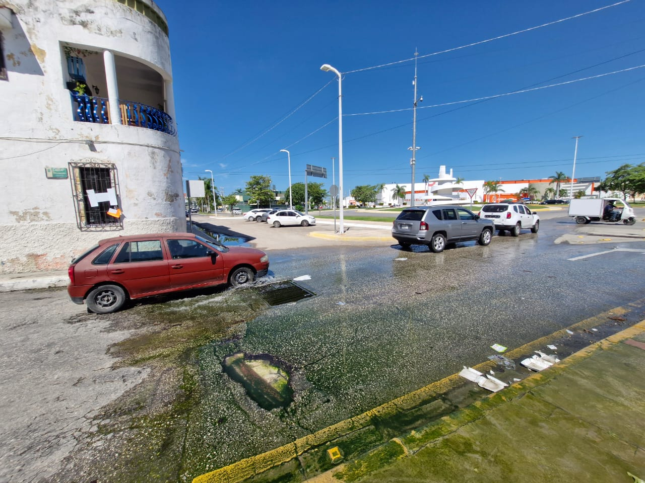 Exigen a la Alcaldía de Campeche atender hoyanco y fuga de agua en el Barrio Guadalupe