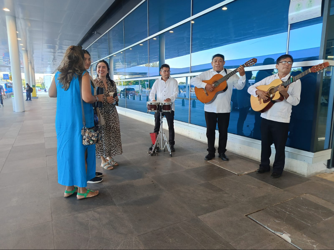 Los integrantes del trío lamentaron que fueran retirados del aeropuerto de Mérida