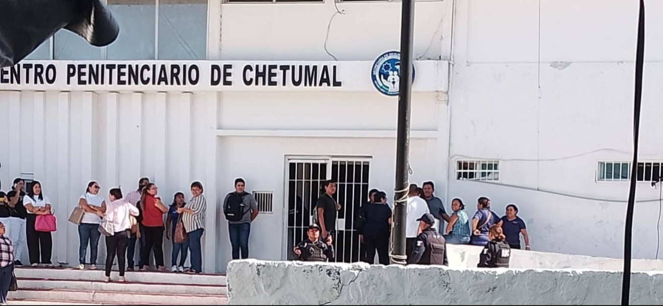 Los visitantes fueron desalojados del inmueble por seguridad.