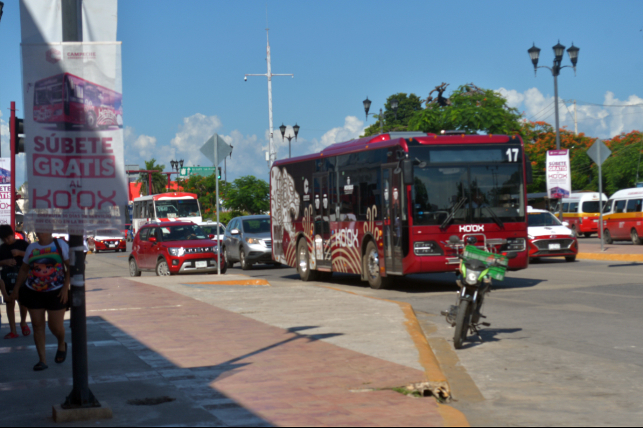 Tránsito de Campeche alerta por conductores que bloquean paradas de camiones