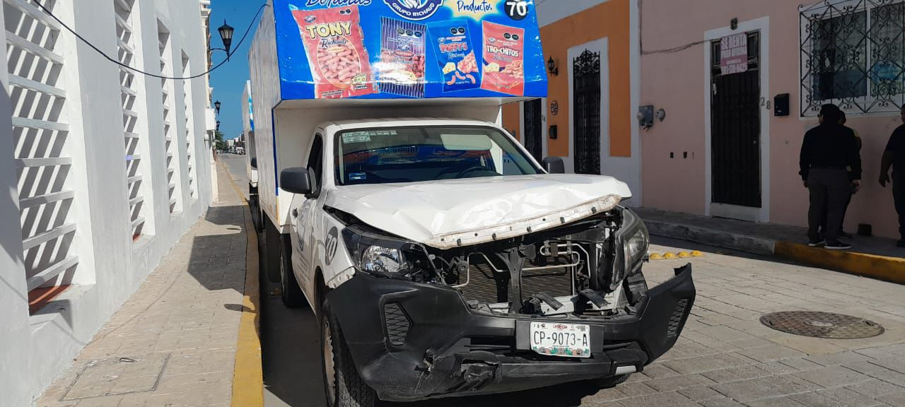 Aparatoso choque entre camioneta de carga y autobús en el barrio de Santa Ana.