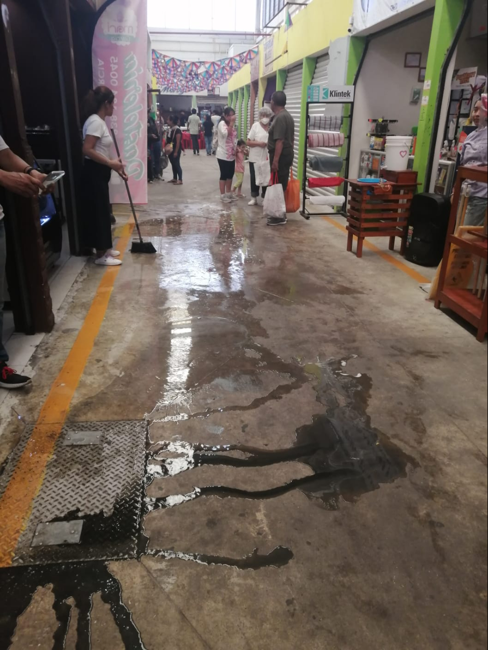 Comerciantes exigen soluciones ante riesgo a la salud en el mercado de Carmen