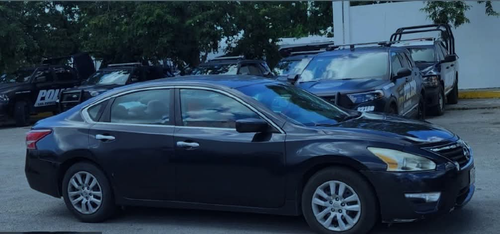 El auto con reporte de robo es un Nissan Altima color gris con placas de Quintana Roo. El auto con reporte de robo es un Nissan Altima color gris con placas de Quintana Roo.