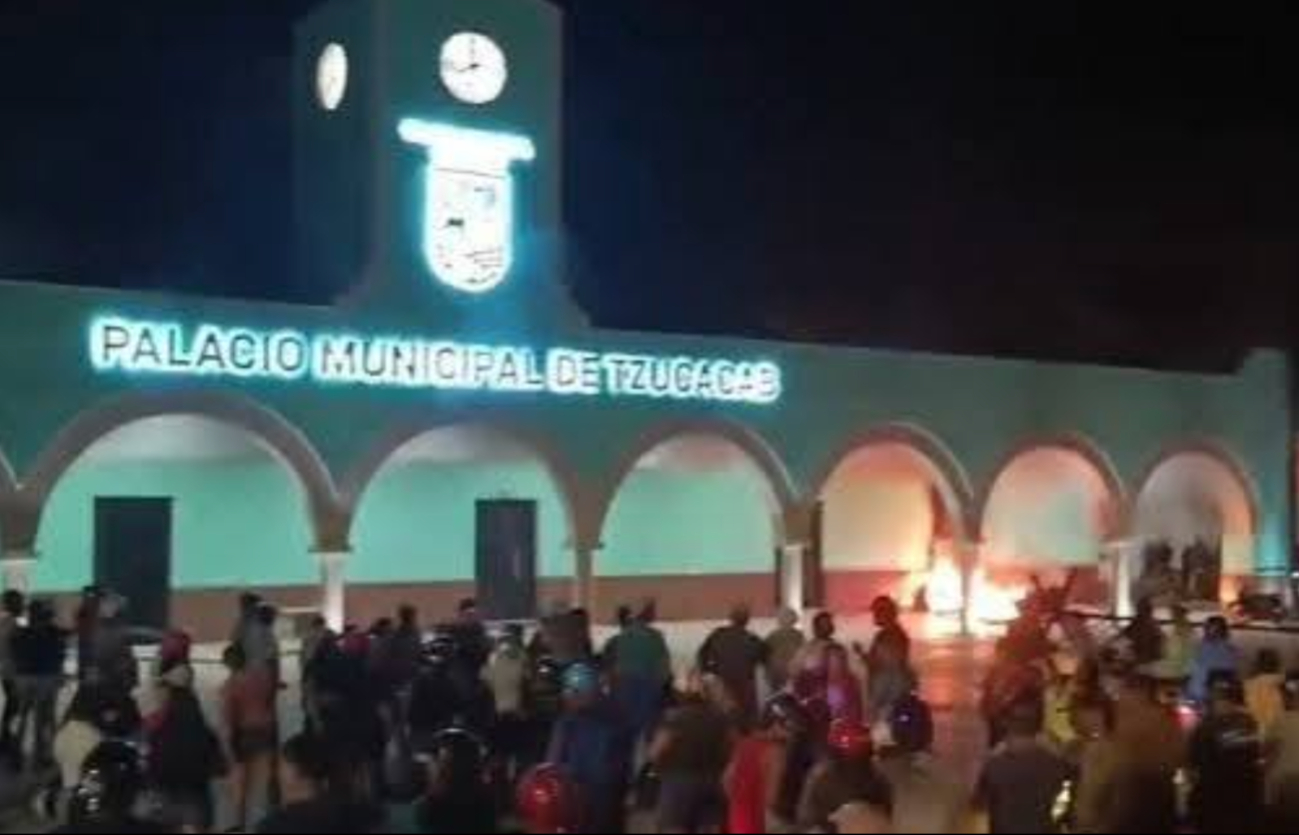 Habitantes de Tzucacab incendiaron el Palacio Municipal en protesta por la muerte de un joven.