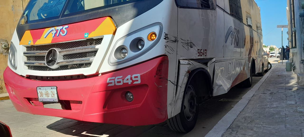 La camioneta se estrelló contra el costado izquierdo del camión de la empresa ATS.