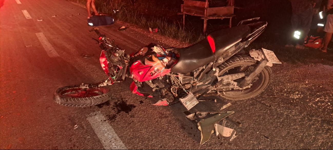 La motocicleta quedó destrozada tras el accidente.