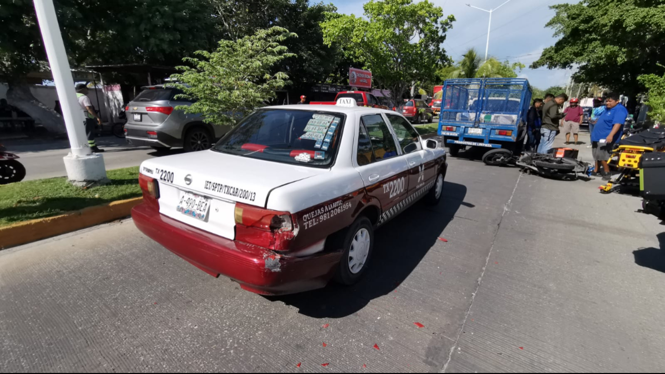 Motociclista resultó gravemente herido tras chocar contra un taxi y una camioneta en la colonia Justo Sierra. Motociclista resultó gravemente herido tras chocar contra un taxi y una camioneta en la colonia Justo Sierra.