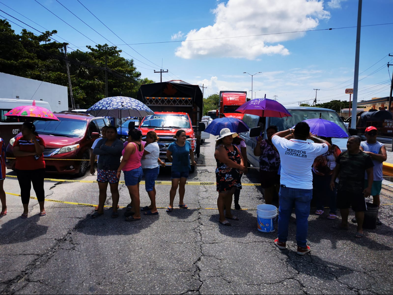 Protesta vecinal por deficiente servicio de luz causa caos vial