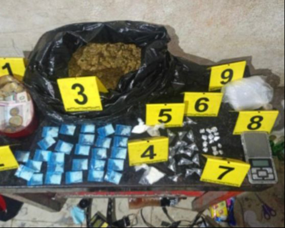 Se aseguraron drogas y dinero en efectivo.