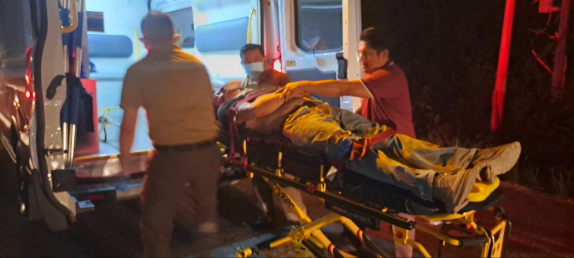 Uno de los motociclistas tuvo que ser trasladado de urgencia al hospital.
